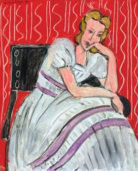 Jeune femme assise en robe grise