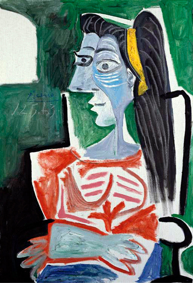 Femme Dans Un Fauteuil, Les Bras Croisés. Buste