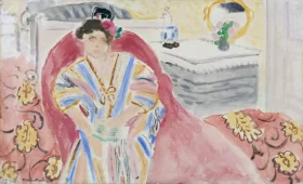 Femme sur un canapé rouge