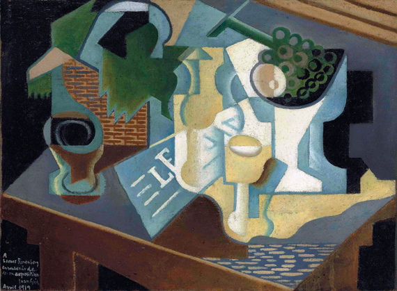 La table devant le bâtiment 1919